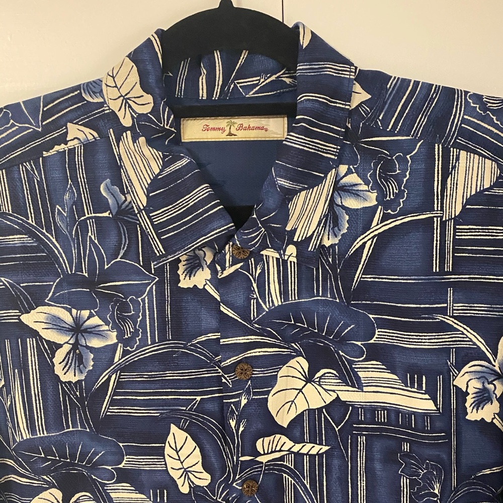 Hawaiian printed men’s shirt, relaxed fit.